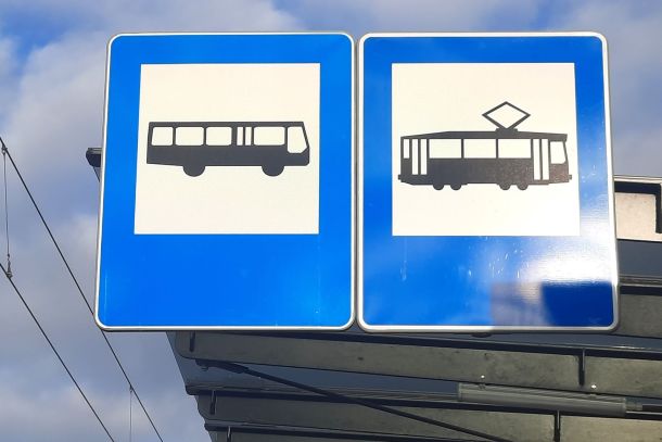 Znaki przystanu autobusowego i tyramwajowego