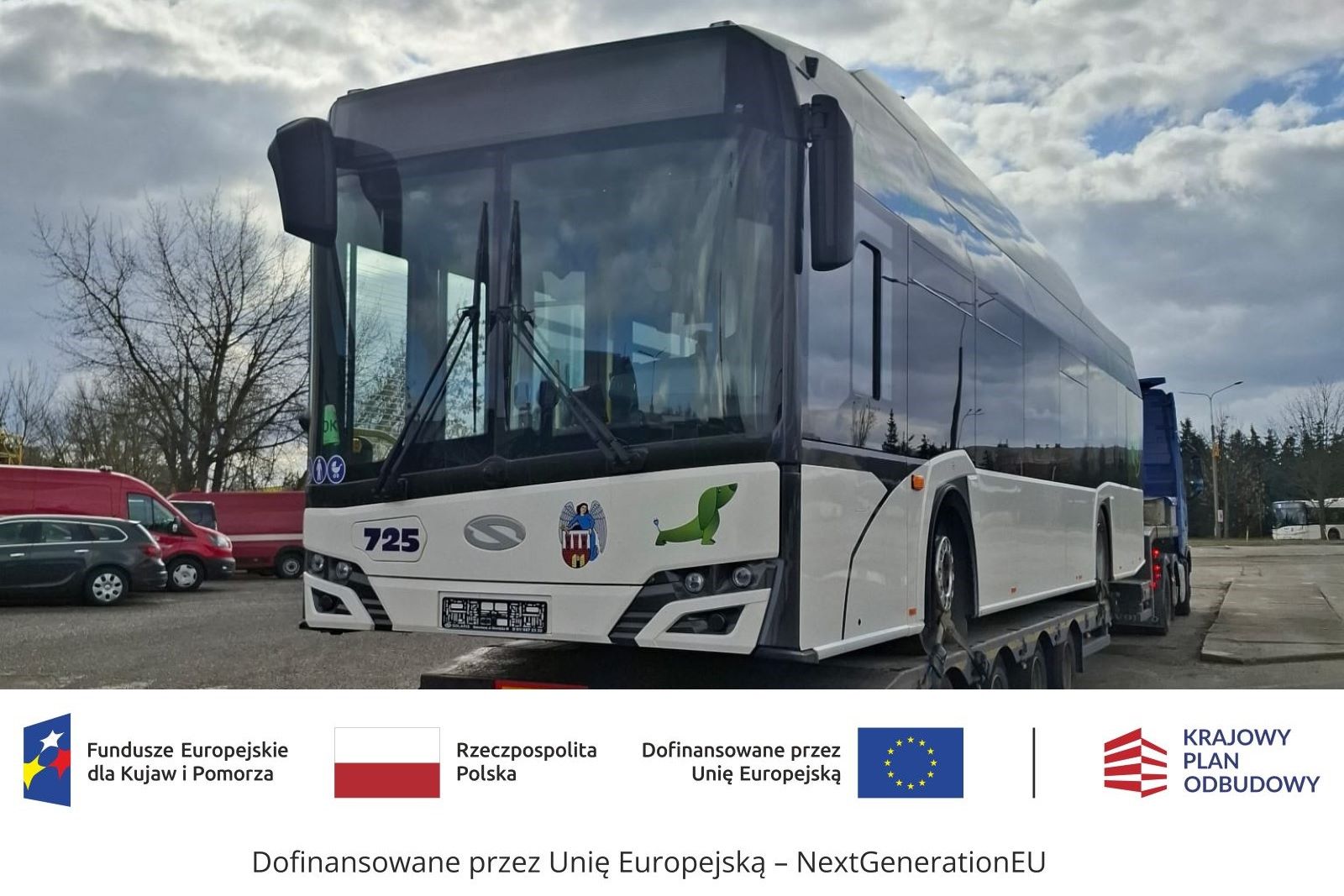 Biały autobus elektryczny w czasie dostawy na lawecie