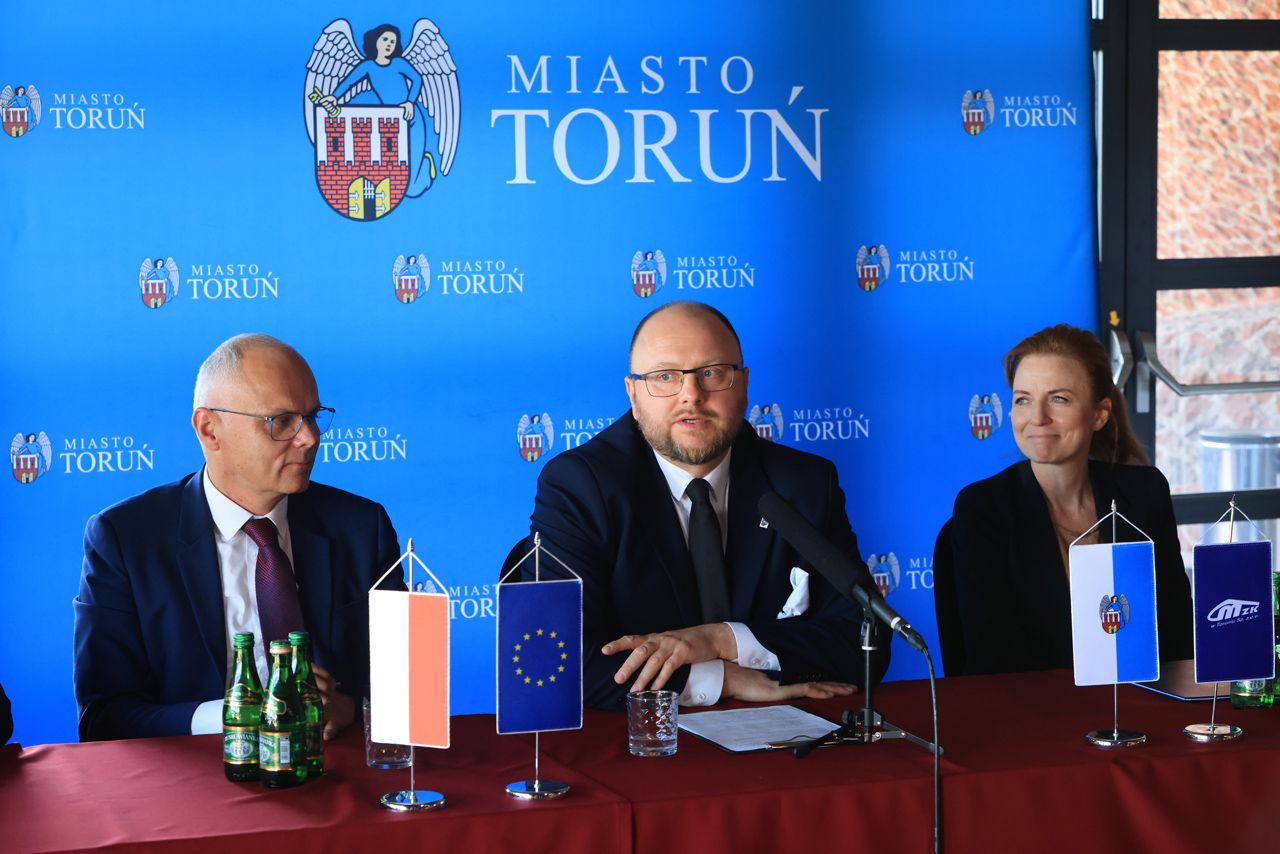 Prezydent Torunia Paweł Gulewski na konferencji prasowej