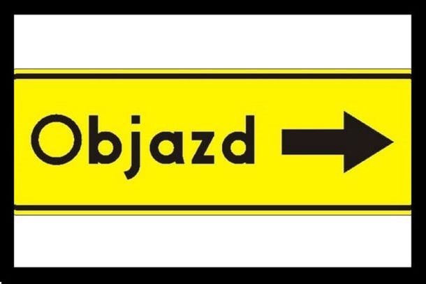 Autobus miejski w pochmurny dzień